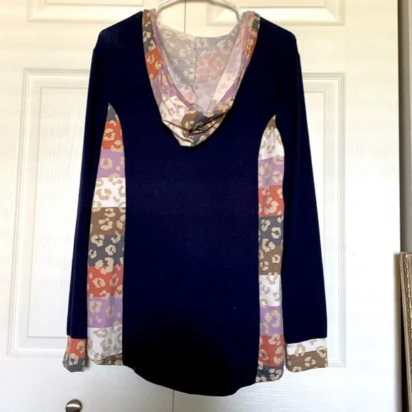 NWOT Navy Dark Top Blouse Multi Animal Print Color Hoodie M - Picture 6 of 6